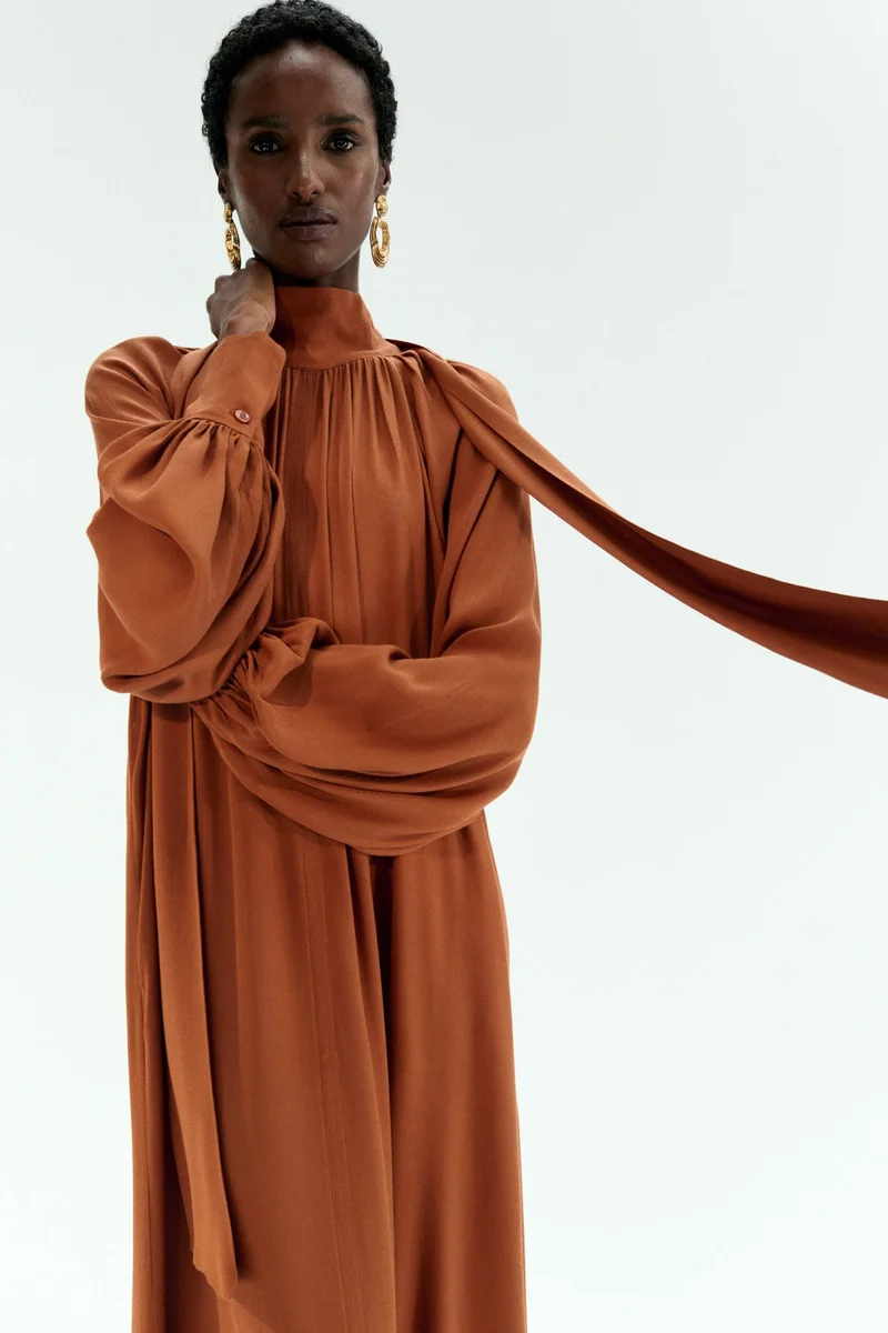 اتش اند ام فستان ماكسي بتصميم على شكل وشاح